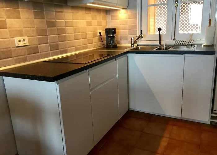 Perla De Roca En Poblado Marinero