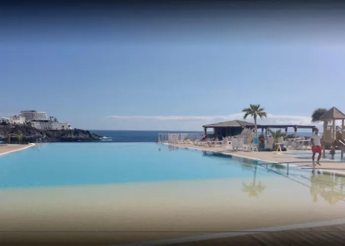 Perla De Roca En Poblado Marinero * Акантиладо-де-Лос-Хигантес