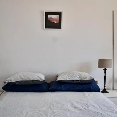 Perla De Roca En Poblado Marinero *