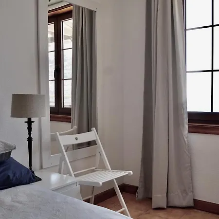 Perla De Roca En Poblado Marinero *