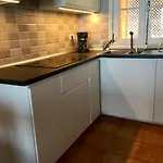 Perla De Roca En Poblado Marinero