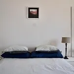 Perla De Roca En Poblado Marinero *