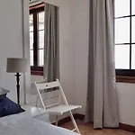 Perla De Roca En Poblado Marinero *